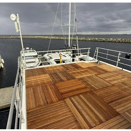 FLOATING 44 in Boltenhagen - Boot 8 in exklusiver Lage mit besonderer Ausstattung und Satelliteninternet Ferienhaus Boltenhagen