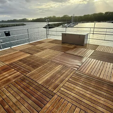 FLOATING 44 in Boltenhagen - Boot 8 in exklusiver Lage mit besonderer Ausstattung und Satelliteninternet *